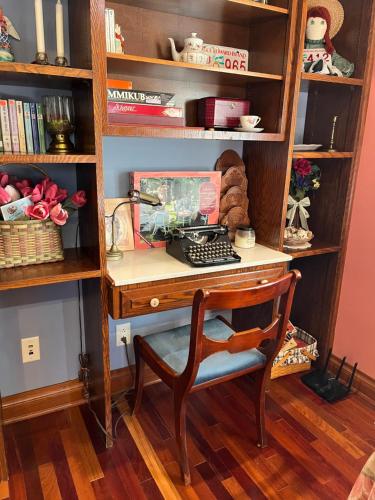een bureau met een computer in een boekenplank bij Gwen's Place - Private 2nd Floor 