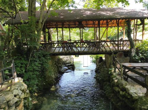 un puente de madera sobre un arroyo con un puente en Kure Dag Evi en Ulus