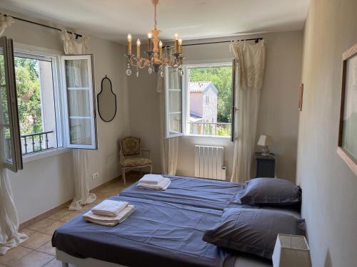 Postel nebo postele na pokoji v ubytování les-pepites-de-badou présentent Les Chênes Verts