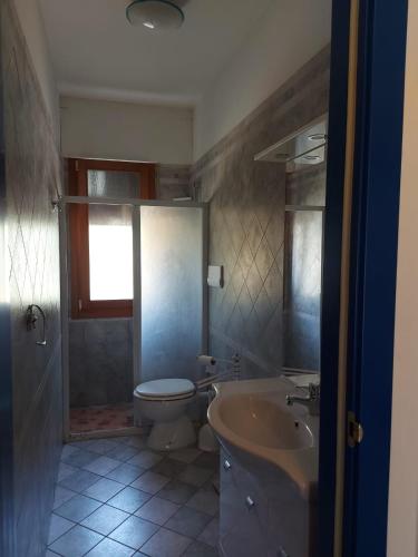 a bathroom with a sink and a toilet at INDIGO APARTMENT Cavallino Treporti in Cavallino-Treporti