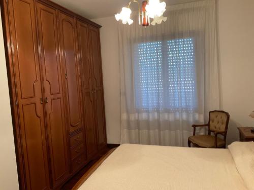 1 dormitorio con 1 cama, vestidor y ventana en La Primula, en Marsciano