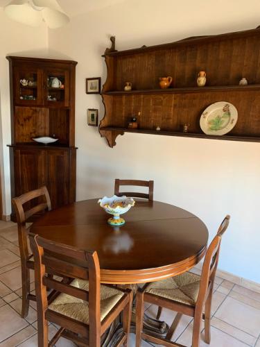 comedor con mesa de madera y sillas en La Primula, en Marsciano