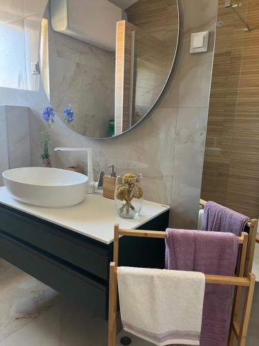 La salle de bains est pourvue d'un lavabo et d'un miroir. dans l'établissement Apartman Sea story Mali Lošinj, à Mali Lošinj