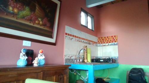cocina con fregadero y mesa en una habitación en villa nabusimaque by 100%Xanahoria, en Marinilla