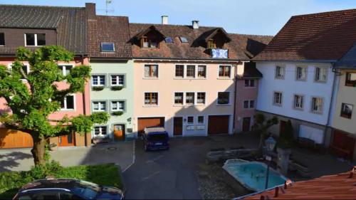 Blick auf eine Straße in einer Stadt mit Gebäuden in der Unterkunft Schwarzwald - Haus Luisa - charmantes Altstadthaus bis 4 Personen in Stühlingen