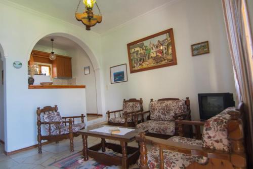 Μια τηλεόραση ή/και κέντρο ψυχαγωγίας στο Eritha Apartments & Studios
