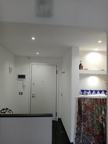 een witte kamer met een deur en een hal bij elios home in Genua