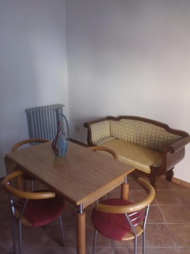 a living room with a couch and a table and chairs at Carlitos MAISON in Pisa