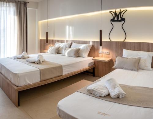 2 łóżka w pokoju hotelowym z ręcznikami w obiekcie Pantheon Sea View w mieście Nei Pori