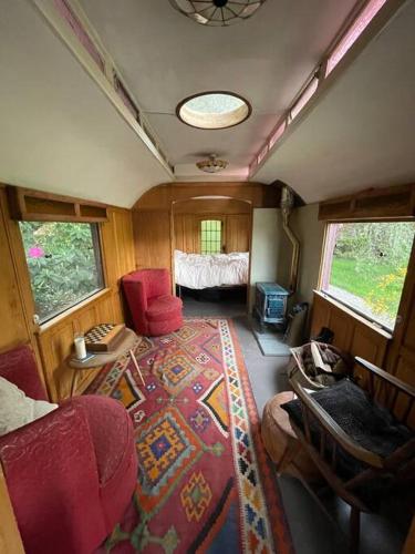 Χώρος καθιστικού στο Luxurious 1930s Showman's Wagon