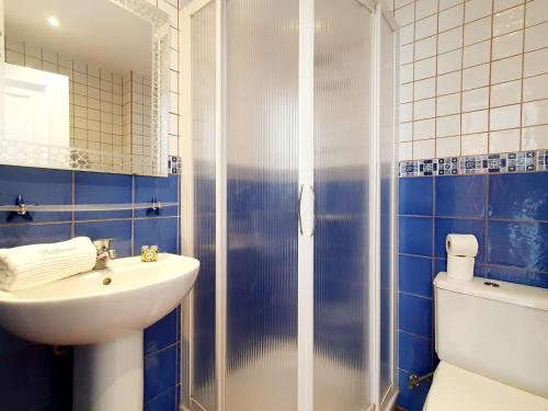 ein Badezimmer mit Dusche, Waschbecken und Toilette in der Unterkunft Casa Tauro in Adeje