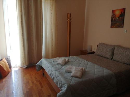 ein Schlafzimmer mit einem Bett mit zwei Handtüchern darauf in der Unterkunft Aunt Vaso Sweet Home in Ptolemaida