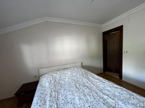 1 dormitorio blanco con 1 cama en una habitación en شقة كبيرة Trapzon Merkezi عالبحر en Soğuksu