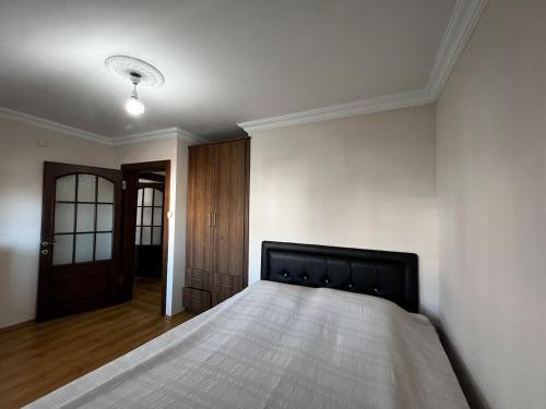 1 dormitorio con 1 cama grande en una habitación en شقة كبيرة Trapzon Merkezi عالبحر en Soğuksu
