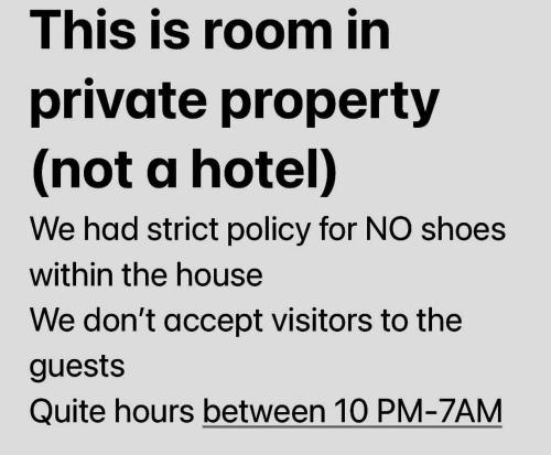 Un panneau indiquant que cette chambre se trouve dans un établissement privé et non dans un hôtel. dans l'établissement Cozy room with full bathroom, à Dagenham