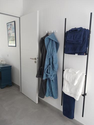 una stanza con armadio con asciugamani blu e porta di GOUEL-BRAS a Sarzeau
