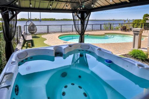 una piscina con un tobogán de agua en River Waterfront Paradise Vacation Home, en Terrebonne