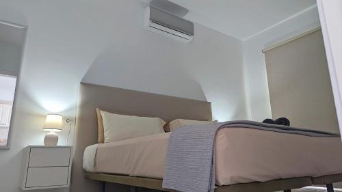 een slaapkamer met een groot bed met een witte muur bij El Mirador Sea View - Air conditioning - Los Cristianos in Los Cristianos