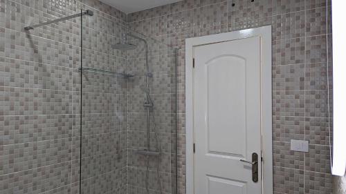 um chuveiro com uma porta de vidro na casa de banho em El Mirador Sea View - Air conditioning - Los Cristianos em Los Cristianos