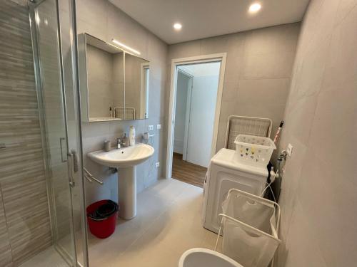 Un baño con lavabo, inodoro y ducha. en JESOLO SPIAGGIA HOLIDAY, en Lido di Jesolo