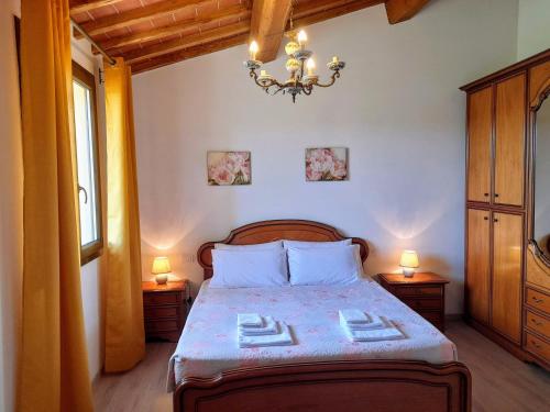 una camera con un grande letto con due lampade di Casa Giulia a Reggello