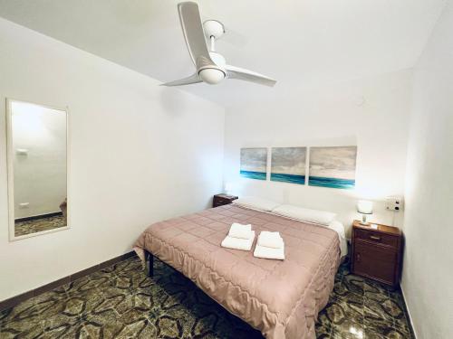 リド・ディ・モンデッロにあるVillino Addauraのベッドルーム1室(ベッド1台、シーリングファン付)