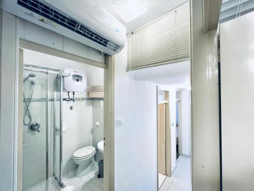 リド・ディ・モンデッロにあるVillino Addauraのバスルーム(トイレ、ガラス張りのシャワー付)