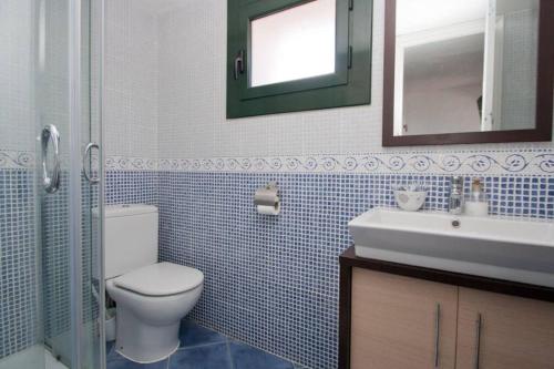y baño con aseo, lavabo y espejo. en Fisherman's house, 1st line of sea en Tarragona