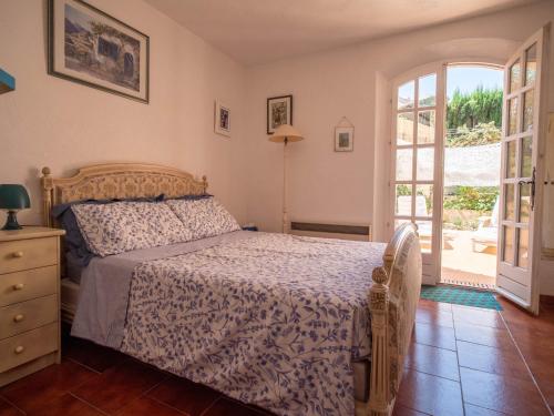 um quarto com uma cama e uma porta aberta em Résidence Les Près em La Colle-sur-Loup