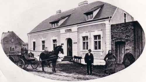 an old photo of a horse and carriage in front of a house at Hotel Linther Hof in Linthe