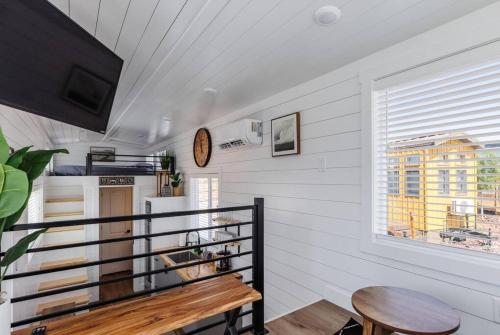 Una televisión o centro de entretenimiento en Tiny Home paradise with hottub