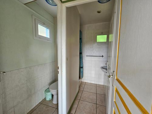 łazienka z toaletą i umywalką w obiekcie Gites 4,6 personnes Fécamp Etretat w mieście Colleville