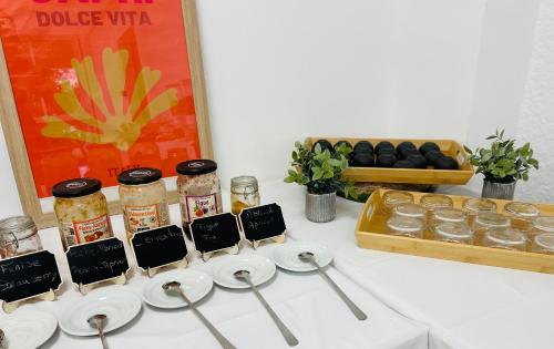 ein Tisch mit vielen Gläsern und Löffeln in der Unterkunft Résidence Les Pavillons du Golfe in Favone