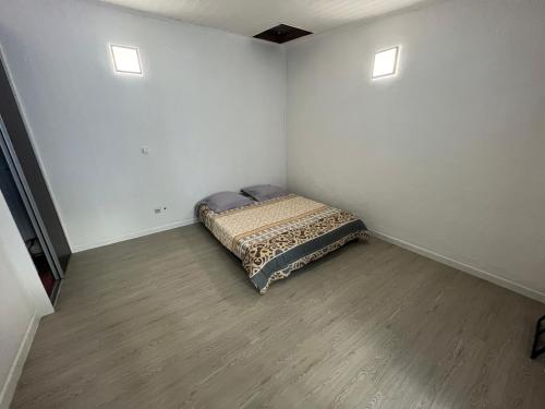 勒唐蓬的住宿－EVASION CONVIVIALE，卧室位于客房的角落,配有一张床
