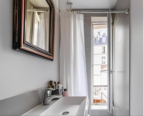 A kitchen or kitchenette at Wonderful Flat in Montmartre