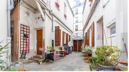 A restaurant or other place to eat at Wonderful Flat in Montmartre