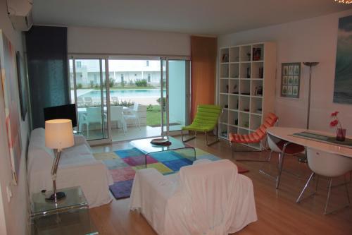 Homey Luxury Apartment, Direct access to pool, Close to beach & town with AC