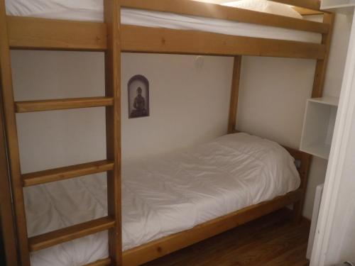 1 dormitorio con 2 literas en una habitación en Superbe appartement aux Orres 1800, six couchages, en Les Orres