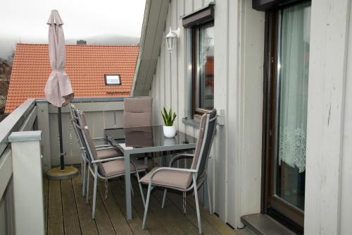 eine Terrasse mit einem Tisch und Stühlen auf dem Balkon in der Unterkunft Gästehaus am Kirschberg in Ilsenburg