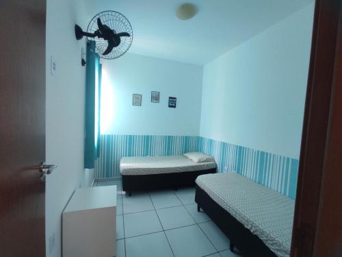 Camera piccola con 2 letti e un ventilatore. di Apartamento Space Calhau a São Luís