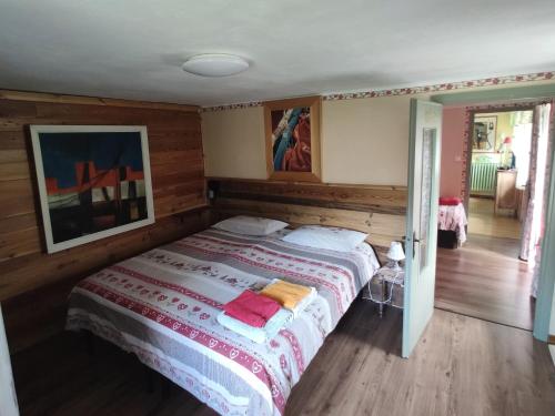 una camera con un grande letto di Casa Walter- VDA-LA THUILE- CIR 0024 a La Thuile