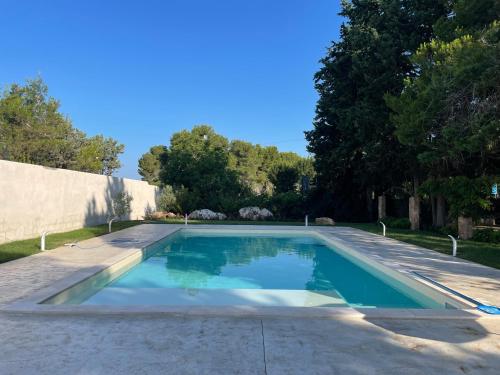 einen Pool im Hinterhof eines Hauses in der Unterkunft Villa Violetta - Accogliente Casa con Piscina in Galatina