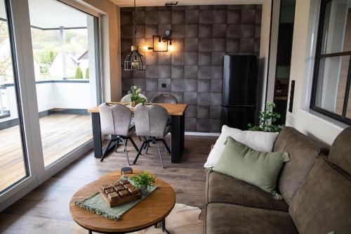 Ein Sitzbereich in der Unterkunft Penthouse Wohnung mit Terrasse & Sauna - Wildecker Ferienbutze
