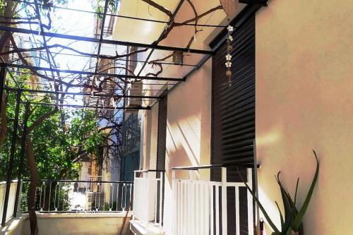 Balkoni atau teres di Μονοκατοικία με αυλή και αμπέλι