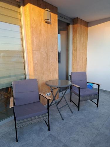 two chairs and a table and a table and chairs at Baltic Garden apartament dwupoziomowy 56 m² in Sztutowo