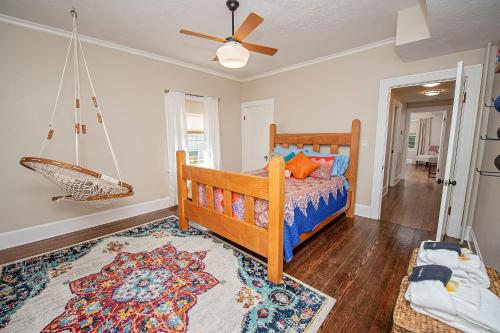 um quarto com uma cama e uma ventoinha de tecto em The Cherry St House/Great amenities/near MSU em Springfield