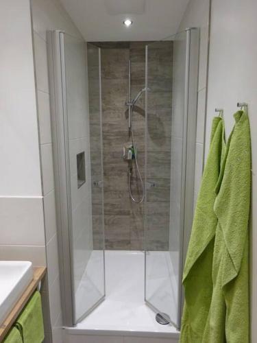 Ένα μπάνιο στο Gemütliche Dachgeschosswohnung mit Balkon & Garten