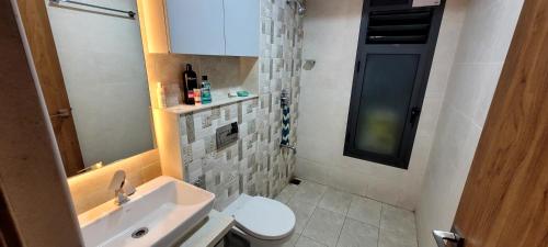 ein kleines Bad mit einem Waschbecken und einem WC in der Unterkunft Premium private room & attached washroom in a flat in Bangalore
