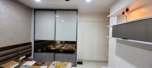 ein Schlafzimmer mit einem Schrank und einem Bett darin in der Unterkunft Premium private room & attached washroom in a flat in Bangalore