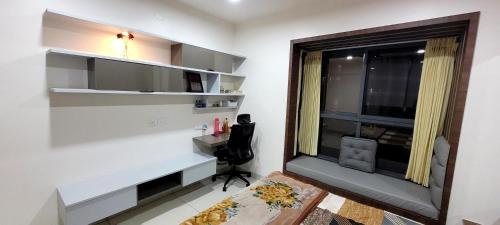 ein Wohnzimmer mit einem Schreibtisch und einem Fenster in der Unterkunft Premium private room & attached washroom in a flat in Bangalore